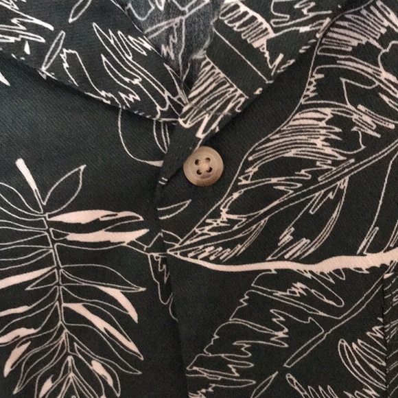 it's a green shirt for men - Picture 4 of 4